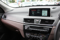 BMW X1 Xdrive18d ｱｰﾊﾞﾆｽﾀ 西日本地区限定 ｽﾊﾟｰｸﾘﾝｸﾞﾌﾞﾗｳﾝ ﾊｲﾗｲﾝ&ｺﾝﾌｫｰﾄP 追従ACC HUD ﾋｰﾀｰ茶革 電動ｼｰﾄ 19AW ﾀｯﾁ画面新HDDﾅﾋﾞPｱｼｽﾄ LEDﾍｯﾄﾞﾗｲﾄ 電動ﾄﾗﾝｸ 専用ﾊﾞｯｼﾞ衝突軽減ﾌﾞﾚｰｷ 車線逸脱&歩行者警告 2年保証