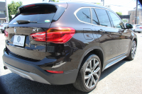 BMW X1 Xdrive18d ｱｰﾊﾞﾆｽﾀ 西日本地区限定 ｽﾊﾟｰｸﾘﾝｸﾞﾌﾞﾗｳﾝ ﾊｲﾗｲﾝ&ｺﾝﾌｫｰﾄP 追従ACC HUD ﾋｰﾀｰ茶革 電動ｼｰﾄ 19AW ﾀｯﾁ画面新HDDﾅﾋﾞPｱｼｽﾄ LEDﾍｯﾄﾞﾗｲﾄ 電動ﾄﾗﾝｸ 専用ﾊﾞｯｼﾞ衝突軽減ﾌﾞﾚｰｷ 車線逸脱&歩行者警告 2年保証