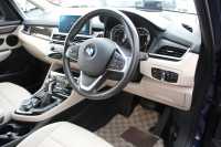 BMW 2シリーズ 218d ｸﾞﾗﾝﾂｱﾗｰ ﾗｸﾞｼﾞｭｱﾘｰ 後期 ﾌｪｲｽﾘﾌﾄ後 3列7人乗り ADｱｸﾃｨﾌﾞｾｰﾌﾃｨ&ｺﾝﾌｫｰﾄP 追従ACC HUD 受注生産OPｵｲｽﾀｰﾚｻﾞｰ 電動ﾄﾗﾝｸ LEDﾍｯﾄﾞﾗｲﾄ ﾒﾓﾘｰ付電動ｼｰﾄ ﾀｯﾁ画面HDDﾅﾋﾞﾊﾟｰｷﾝｸﾞｱｼｽﾄ 2年保証