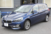 BMW 2シリーズ 218d ｸﾞﾗﾝﾂｱﾗｰ ﾗｸﾞｼﾞｭｱﾘｰ 後期 ﾌｪｲｽﾘﾌﾄ後 3列7人乗り ADｱｸﾃｨﾌﾞｾｰﾌﾃｨ&ｺﾝﾌｫｰﾄP 追従ACC HUD 受注生産OPｵｲｽﾀｰﾚｻﾞｰ 電動ﾄﾗﾝｸ LEDﾍｯﾄﾞﾗｲﾄ ﾒﾓﾘｰ付電動ｼｰﾄ ﾀｯﾁ画面HDDﾅﾋﾞﾊﾟｰｷﾝｸﾞｱｼｽﾄ 2年保証
