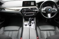 BMW 5シリーズ 523i Mｽﾎﾟｰﾂ ﾊｲﾗｲﾝ ｲﾉﾍﾞｰｼｮﾝ&ｺﾝﾌｫｰﾄP ｻﾝﾙｰﾌ 全席ﾋｰﾀｰ黒革 ｺﾝﾌｫｰﾄｼｰﾄ ﾍﾞﾝﾁﾚｰｼｮﾝ ｿﾌﾄｸﾛｰｽﾞﾄﾞｱ HUD ﾜｲﾔﾚｽ充電 追従ACC ｽﾃｱﾘﾝｸﾞｻﾎﾟｰﾄ LEDﾍｯﾄﾞﾗｲﾄ 360度ｶﾒﾗ ﾀｯﾁ画面HDDﾅﾋﾞTV ｼﾞｪｽﾁｬｰC 電動ﾄﾗﾝｸ 19AW 2年保証