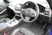BMW 3シリーズ 320d Xdrive Mｽﾎﾟｰﾂ ｺﾝﾌｫｰﾄP 4WD Pｱｼｽﾄﾌﾟﾗｽ 360度ｶﾒﾗ BMWﾗｲﾌﾞｺｯｸﾋﾟｯﾄﾞﾀｯﾁ画面HDDﾅﾋﾞApplecarplay ﾜｲﾔﾚｽ充電 LEDﾍｯﾄﾞﾗｲﾄ ｵｰﾄﾊｲﾋﾞｰﾑ 追従ACC ｽﾃｱﾘﾝｸﾞｻﾎﾟｰﾄ ﾚｰﾝﾁｪﾝｼﾞ警告 ｼｰﾄﾋｰﾀｰ 2年保証