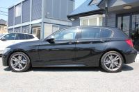 BMW 1シリーズ M135i ﾊﾟｰｷﾝｸﾞｻﾎﾟｰﾄP 直6ﾀｰﾎﾞ320馬力 ｱﾀﾞﾌﾟﾃｨﾌﾞMｻｽ ﾀｯﾁﾊﾟｯﾄﾞ対応HDDﾅﾋﾞBｶﾒﾗ 専用ｴｱﾛ 18AW 専用ﾌﾞﾚｰｷ 左右独立ｵｰﾄｴｱｺﾝ ﾊﾟﾄﾞﾙｼﾌﾄ 8速AT ｽﾏｰﾄｷｰ Bluetoothｵｰﾃﾞｨｵ ﾌﾞﾗｯｸｸﾞﾘﾙ 2年保証
