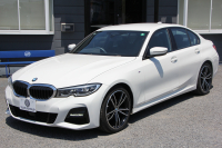 BMW 3シリーズ 320i Mｽﾎﾟｰﾂ ﾃﾞﾋﾞｭｰ&ｺﾝﾌｫｰﾄP 1ｵｰﾅ ﾋｰﾀｰ黒革 専用ﾌﾞﾙｰｽﾃｯﾁ 19AW 360度ｶﾒﾗ 追従ACC ｽﾃｱﾘﾝｸﾞｻﾎﾟｰﾄ LEDﾍｯﾄﾞﾗｲﾄ 電動ﾄﾗﾝｸ ｱｯﾌﾟﾙｶｰﾌﾟﾚｲ ﾀｯﾁ画面HDDﾅﾋﾞﾜｲﾔﾚｽ充電 hi-fiｽﾋﾟｰｶｰ 2年保証