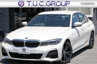 BMW 3シリーズ 320i Mｽﾎﾟｰﾂ ﾃﾞﾋﾞｭｰ&ｺﾝﾌｫｰﾄP 1ｵｰﾅ ﾋｰﾀｰ黒革 専用ﾌﾞﾙｰｽﾃｯﾁ 19AW 360度ｶﾒﾗ 追従ACC ｽﾃｱﾘﾝｸﾞｻﾎﾟｰﾄ LEDﾍｯﾄﾞﾗｲﾄ 電動ﾄﾗﾝｸ ｱｯﾌﾟﾙｶｰﾌﾟﾚｲ ﾀｯﾁ画面HDDﾅﾋﾞﾜｲﾔﾚｽ充電 hi-fiｽﾋﾟｰｶｰ 2年保証