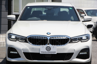 BMW 3シリーズ 320i Mｽﾎﾟｰﾂ ﾃﾞﾋﾞｭｰ&ｺﾝﾌｫｰﾄP 1ｵｰﾅ ﾋｰﾀｰ黒革 専用ﾌﾞﾙｰｽﾃｯﾁ 19AW 360度ｶﾒﾗ 追従ACC ｽﾃｱﾘﾝｸﾞｻﾎﾟｰﾄ LEDﾍｯﾄﾞﾗｲﾄ 電動ﾄﾗﾝｸ ｱｯﾌﾟﾙｶｰﾌﾟﾚｲ ﾀｯﾁ画面HDDﾅﾋﾞﾜｲﾔﾚｽ充電 hi-fiｽﾋﾟｰｶｰ 2年保証