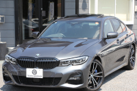 BMW 3シリーズ 330i Mｽﾎﾟｰﾂ ﾃﾞﾋﾞｭｰ&ｺﾝﾌｫｰﾄP ｻﾝﾙｰﾌ 258馬力 ﾋｰﾀｰ黒革 専用青ｽﾃｯﾁ 追従ACC ｽﾃｱｻﾎﾟｰﾄ ｵﾌﾟｼｮﾝ19AW Mｽﾎﾟｰﾂﾌﾞﾚｰｷ LEDﾍｯﾄﾞﾗｲﾄ ｵｰﾄﾊｲﾋﾞｰﾑ 360度ｶﾒﾗ 電動ﾄﾗﾝｸ Hi-fiｽﾋﾟｰｶｰ ﾗｲﾌﾞｺｯｸﾋﾟｯﾄﾞﾌﾞﾗｯｸｷﾄﾞﾆｰｸﾞﾘﾙ 2年保証