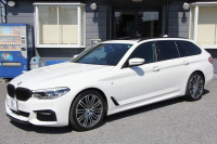 BMW 5シリーズ 530i ﾂｰﾘﾝｸﾞMｽﾎﾟｰﾂ ｾﾚｸﾄP 型式変更後｢ABA-JT20｣ 252馬力 ﾊﾟﾉﾗﾏｻﾝﾙｰﾌ ﾊｰﾏﾝｶｰﾄﾞﾝ 4ｿﾞｰﾝｴｱｺﾝ 全席ﾋｰﾀｰ黒革 HUD 追従ACC ｽﾃｱﾘﾝｸﾞｻﾎﾟｰﾄ 変更後全面液晶ﾒｰﾀｰ ﾀｯﾁ画面HDDﾅﾋﾞTV 360度ｶﾒﾗ 2年保証