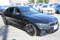 BMW 3シリーズ 320i Mｽﾎﾟｰﾂ ﾃﾞﾋﾞｭｰ&ｺﾝﾌｫｰﾄP ｻﾝﾙｰﾌ ﾋｰﾀｰ黒革 専用ﾌﾞﾙｰｽﾃｯﾁ 19AW 追従ACC ｽﾃｱﾘﾝｸﾞｻﾎﾟｰﾄ LEDﾍｯﾄﾞﾗｲﾄ ｵｰﾄﾊｲﾋﾞｰﾑ 電動ﾄﾗﾝｸ ｱｯﾌﾟﾙｶｰﾌﾟﾚｲ ﾀｯﾁ画面HDDﾅﾋﾞﾜｲﾔﾚｽ充電 Hi-fiｽﾋﾟｰｶｰ Pｱｼｽﾄ 専用ｴｱﾛ 2年保証