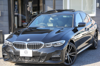 BMW 3シリーズ 320i Mｽﾎﾟｰﾂ ﾃﾞﾋﾞｭｰ&ｺﾝﾌｫｰﾄP ｻﾝﾙｰﾌ ﾋｰﾀｰ黒革 専用ﾌﾞﾙｰｽﾃｯﾁ 19AW 追従ACC ｽﾃｱﾘﾝｸﾞｻﾎﾟｰﾄ LEDﾍｯﾄﾞﾗｲﾄ ｵｰﾄﾊｲﾋﾞｰﾑ 電動ﾄﾗﾝｸ ｱｯﾌﾟﾙｶｰﾌﾟﾚｲ ﾀｯﾁ画面HDDﾅﾋﾞﾜｲﾔﾚｽ充電 Hi-fiｽﾋﾟｰｶｰ Pｱｼｽﾄ 専用ｴｱﾛ 2年保証