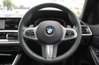 BMW 3シリーズ 320i Mｽﾎﾟｰﾂ ﾃﾞﾋﾞｭｰ&ｺﾝﾌｫｰﾄP ｻﾝﾙｰﾌ ﾋｰﾀｰ黒革 専用ﾌﾞﾙｰｽﾃｯﾁ 19AW 追従ACC ｽﾃｱﾘﾝｸﾞｻﾎﾟｰﾄ LEDﾍｯﾄﾞﾗｲﾄ ｵｰﾄﾊｲﾋﾞｰﾑ 電動ﾄﾗﾝｸ ｱｯﾌﾟﾙｶｰﾌﾟﾚｲ ﾀｯﾁ画面HDDﾅﾋﾞﾜｲﾔﾚｽ充電 Hi-fiｽﾋﾟｰｶｰ Pｱｼｽﾄ 専用ｴｱﾛ 2年保証