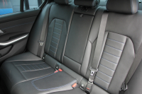 BMW 3シリーズ 320i Mｽﾎﾟｰﾂ ﾃﾞﾋﾞｭｰ&ｺﾝﾌｫｰﾄP ｻﾝﾙｰﾌ ﾋｰﾀｰ黒革 専用ﾌﾞﾙｰｽﾃｯﾁ 19AW 追従ACC ｽﾃｱﾘﾝｸﾞｻﾎﾟｰﾄ LEDﾍｯﾄﾞﾗｲﾄ ｵｰﾄﾊｲﾋﾞｰﾑ 電動ﾄﾗﾝｸ ｱｯﾌﾟﾙｶｰﾌﾟﾚｲ ﾀｯﾁ画面HDDﾅﾋﾞﾜｲﾔﾚｽ充電 Hi-fiｽﾋﾟｰｶｰ Pｱｼｽﾄ 専用ｴｱﾛ 2年保証