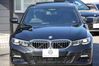 BMW 3シリーズ 320i Mｽﾎﾟｰﾂ ﾃﾞﾋﾞｭｰ&ｺﾝﾌｫｰﾄP ｻﾝﾙｰﾌ ﾋｰﾀｰ黒革 専用ﾌﾞﾙｰｽﾃｯﾁ 19AW 追従ACC ｽﾃｱﾘﾝｸﾞｻﾎﾟｰﾄ LEDﾍｯﾄﾞﾗｲﾄ ｵｰﾄﾊｲﾋﾞｰﾑ 電動ﾄﾗﾝｸ ｱｯﾌﾟﾙｶｰﾌﾟﾚｲ ﾀｯﾁ画面HDDﾅﾋﾞﾜｲﾔﾚｽ充電 Hi-fiｽﾋﾟｰｶｰ Pｱｼｽﾄ 専用ｴｱﾛ 2年保証