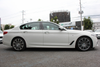 BMW 5シリーズ 530i Mｽﾎﾟｰﾂ ｲﾉﾍﾞｰｼｮﾝP 1ｵｰﾅ 高出力 252馬力 全席ﾋｰﾀｰ黒革 HUD ﾃﾞｨｽﾌﾟﾚｲｷｰ ﾘﾓｰﾄﾊﾟｰｷﾝｸﾞ追従ACC ｽﾃｱﾘﾝｸﾞｻﾎﾟｰﾄ LEDﾍｯﾄﾞﾗｲﾄ ｵｰﾄﾊｲﾋﾞｰﾑ ﾀｯﾁ画面HDDﾅﾋﾞTV ｼﾞｪｽﾁｬｰC 360度ｶﾒﾗ Pｱｼｽﾄﾌﾟﾗｽ 電動ﾄﾗﾝｸ 2年保証