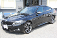 BMW 3シリーズ 320d Xdrive ｸﾞﾗﾝﾂｰﾘｽﾓ Mｽﾎﾟｰﾂ 後期 新ｴﾝｼﾞﾝ 4WD ﾋｰﾀｰ黒革 LEDﾍｯﾄﾞﾗｲﾄ&ﾃｰﾙ 追従ACC ﾚｰﾝﾁｪﾝｼﾞ警告 衝突軽減ﾌﾞﾚｰｷ 車線逸脱警告 歩行者警告 TOPﾋﾞｭｰ&ｻｲﾄﾞﾋﾞｭｰｶﾒﾗ ﾀｯﾁ画面HDDﾅﾋﾞ電動ﾄﾗﾝｸ 19AW 2年保証