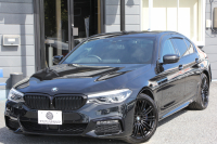 BMW 5シリーズ 530i ｴﾃﾞｨｼｮﾝﾐｯｼｮﾝｲﾝﾎﾟｯｼﾌﾞﾙ 特別仕様車 252馬力 ﾅｲﾄﾌﾞﾙｰﾚｻﾞｰ ｱﾀﾞﾌﾟﾃｨﾌﾞｻｽ ﾊｰﾏﾝｶｰﾄﾞﾝ HUD 追従ACC ｽﾃｱﾘﾝｸﾞｻﾎﾟｰﾄ ﾀｯﾁ画面HDDﾅﾋﾞTV LEDﾍｯﾄﾞﾗｲﾄ ｵｰﾄﾊｲﾋﾞｰﾑ 電動ﾄﾗﾝｸ 360度ｶﾒﾗ 全席ﾋｰﾀｰ 専用ﾌﾞﾗｯｸ19AW 2年保証