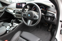 BMW 5シリーズ 530i Mｽﾎﾟｰﾂ 型式変更後｢JR20｣ 252馬力 全席ﾋｰﾀｰ黒革 HUD 追従ACC ｽﾃｱﾘﾝｸﾞｻﾎﾟｰﾄ 変更後全面液晶ﾒｰﾀｰ LEDﾍｯﾄﾞﾗｲﾄ ｵｰﾄﾊｲﾋﾞｰﾑ ﾀｯﾁ画面HDDﾅﾋﾞTV 360度ｶﾒﾗ Mspﾌﾞﾚｰｷ 19AW 電動ﾄﾗﾝｸ 専用ｴｱﾛ 2年保証