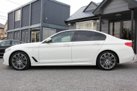 BMW 5シリーズ 530i Mｽﾎﾟｰﾂ 型式変更後｢JR20｣ 252馬力 全席ﾋｰﾀｰ黒革 HUD 追従ACC ｽﾃｱﾘﾝｸﾞｻﾎﾟｰﾄ 変更後全面液晶ﾒｰﾀｰ LEDﾍｯﾄﾞﾗｲﾄ ｵｰﾄﾊｲﾋﾞｰﾑ ﾀｯﾁ画面HDDﾅﾋﾞTV 360度ｶﾒﾗ Mspﾌﾞﾚｰｷ 19AW 電動ﾄﾗﾝｸ 専用ｴｱﾛ 2年保証