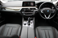 BMW 5シリーズ 523d ﾗｸﾞｼﾞｭｱﾘｰ ｾﾚｸﾄP ｻﾝﾙｰﾌ 全席ﾋｰﾀｰ黒革 ﾊｰﾏﾝｶｰﾄﾞﾝｻﾗｳﾝﾄﾞ4ｿﾞｰﾝｴｱｺﾝ HUD 追従ACC ｽﾃｱﾘﾝｸﾞｻﾎﾟｰﾄ ﾀｯﾁ画面HDDﾅﾋﾞTV 360度ｶﾒﾗ 電動ﾄﾗﾝｸ LEDﾍｯﾄﾞﾗｲﾄ ｵｰﾄﾊｲﾋﾞｰﾑ 電動ﾄﾗﾝｸ ｸﾛｰﾑﾗｲﾝ 2年保証