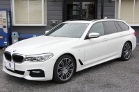 BMW 5シリーズ 530i ﾂｰﾘﾝｸﾞMｽﾎﾟｰﾂ ｾﾚｸﾄP 1ｵｰﾅ 型式変更後｢ABA-JT20｣ 252馬力 ﾊﾟﾉﾗﾏｻﾝﾙｰﾌ ﾊｰﾏﾝｶｰﾄﾞﾝ 4ｿﾞｰﾝｴｱｺﾝ 全席ﾋｰﾀｰ黒革 HUD 追従ACC ｽﾃｱﾘﾝｸﾞｻﾎﾟｰﾄ 変更後全面液晶ﾒｰﾀｰ ﾀｯﾁ画面HDDﾅﾋﾞTV 360度ｶﾒﾗ 2年保証