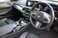 BMW 5シリーズ 523i Mｽﾎﾟｰﾂ ﾊｲﾗｲﾝ ｲﾉﾍﾞｰｼｮﾝP ｻﾝﾙｰﾌ 全席ﾋｰﾀｰ黒革 ﾃﾞｨｽﾌﾟﾚｲｷｰ HUD ｼﾞｪｽﾁｬｰC ﾜｲﾔﾚｽ充電 追従ACC ｽﾃｱﾘﾝｸﾞｻﾎﾟｰﾄ ﾀｯﾁ画面HDDﾅﾋﾞTV LEDﾍｯﾄﾞﾗｲﾄ ｵｰﾄﾊｲﾋﾞｰﾑ 360度ｶﾒﾗ 19AW 電動ﾄﾗﾝｸ 2年保証