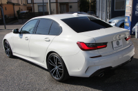 BMW 3シリーズ 320i Mｽﾎﾟｰﾂ ﾃﾞﾋﾞｭｰ&ｺﾝﾌｫｰﾄP ﾋｰﾀｰ黒革 専用ﾌﾞﾙｰｽﾃｯﾁ 19AW 追従ACC ｽﾃｱﾘﾝｸﾞｻﾎﾟｰﾄ LEDﾍｯﾄﾞﾗｲﾄ ｵｰﾄﾊｲﾋﾞｰﾑ 電動ﾄﾗﾝｸ ｱｯﾌﾟﾙｶｰﾌﾟﾚｲ ﾌﾙｾｸﾞTV  ﾀｯﾁ画面HDDﾅﾋﾞﾜｲﾔﾚｽ充電 Hi-fiｽﾋﾟｰｶｰ Pｱｼｽﾄ 専用ｴｱﾛ 2年保証