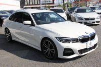 BMW 3シリーズ 320i Mｽﾎﾟｰﾂ ﾃﾞﾋﾞｭｰ&ｺﾝﾌｫｰﾄP ﾋｰﾀｰ黒革 専用ﾌﾞﾙｰｽﾃｯﾁ 19AW 追従ACC ｽﾃｱﾘﾝｸﾞｻﾎﾟｰﾄ LEDﾍｯﾄﾞﾗｲﾄ ｵｰﾄﾊｲﾋﾞｰﾑ 電動ﾄﾗﾝｸ ｱｯﾌﾟﾙｶｰﾌﾟﾚｲ ﾌﾙｾｸﾞTV  ﾀｯﾁ画面HDDﾅﾋﾞﾜｲﾔﾚｽ充電 Hi-fiｽﾋﾟｰｶｰ Pｱｼｽﾄ 専用ｴｱﾛ 2年保証