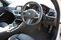 BMW 3シリーズ 320i Mｽﾎﾟｰﾂ ﾃﾞﾋﾞｭｰ&ｺﾝﾌｫｰﾄP ﾋｰﾀｰ黒革 専用ﾌﾞﾙｰｽﾃｯﾁ 19AW 追従ACC ｽﾃｱﾘﾝｸﾞｻﾎﾟｰﾄ LEDﾍｯﾄﾞﾗｲﾄ ｵｰﾄﾊｲﾋﾞｰﾑ 電動ﾄﾗﾝｸ ｱｯﾌﾟﾙｶｰﾌﾟﾚｲ ﾌﾙｾｸﾞTV  ﾀｯﾁ画面HDDﾅﾋﾞﾜｲﾔﾚｽ充電 Hi-fiｽﾋﾟｰｶｰ Pｱｼｽﾄ 専用ｴｱﾛ 2年保証