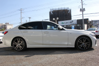BMW 3シリーズ 320i Mｽﾎﾟｰﾂ ﾃﾞﾋﾞｭｰ&ｺﾝﾌｫｰﾄP ﾋｰﾀｰ黒革 専用ﾌﾞﾙｰｽﾃｯﾁ 19AW 追従ACC ｽﾃｱﾘﾝｸﾞｻﾎﾟｰﾄ LEDﾍｯﾄﾞﾗｲﾄ ｵｰﾄﾊｲﾋﾞｰﾑ 電動ﾄﾗﾝｸ ｱｯﾌﾟﾙｶｰﾌﾟﾚｲ ﾌﾙｾｸﾞTV  ﾀｯﾁ画面HDDﾅﾋﾞﾜｲﾔﾚｽ充電 Hi-fiｽﾋﾟｰｶｰ Pｱｼｽﾄ 専用ｴｱﾛ 2年保証