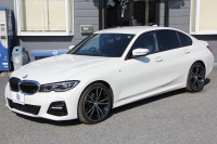 BMW 3シリーズ 320i Mｽﾎﾟｰﾂ ﾃﾞﾋﾞｭｰ&ｺﾝﾌｫｰﾄP ﾋｰﾀｰ黒革 専用ﾌﾞﾙｰｽﾃｯﾁ 19AW 追従ACC ｽﾃｱﾘﾝｸﾞｻﾎﾟｰﾄ LEDﾍｯﾄﾞﾗｲﾄ ｵｰﾄﾊｲﾋﾞｰﾑ 電動ﾄﾗﾝｸ ｱｯﾌﾟﾙｶｰﾌﾟﾚｲ ﾌﾙｾｸﾞTV  ﾀｯﾁ画面HDDﾅﾋﾞﾜｲﾔﾚｽ充電 Hi-fiｽﾋﾟｰｶｰ Pｱｼｽﾄ 専用ｴｱﾛ 2年保証
