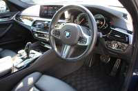 BMW 5シリーズ 530i Mｽﾎﾟｰﾂ 252馬力 1ｵﾅ ｻﾝﾙｰﾌ 全席ﾋｰﾀｰ黒革 ﾌﾞﾗｯｸ19AW Mspﾌﾞﾚｰｷ 追従ACC ｽﾃｱﾘﾝｸﾞｻﾎﾟｰﾄ LEDﾍｯﾄﾞﾗｲﾄ ﾊｲﾋﾞｰﾑｱｼｽﾄ ﾀｯﾁ画面HDDﾅﾋﾞTV 360度ｶﾒﾗ Pｱｼｽﾄﾌﾟﾗｽ 電動ﾄﾗﾝｸ 専用ｴｱﾛ ﾊﾟﾄﾞﾙｼﾌﾄ 2年保証