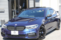 BMW 5シリーズ 530i Mｽﾎﾟｰﾂ 252馬力 1ｵﾅ ｻﾝﾙｰﾌ 全席ﾋｰﾀｰ黒革 ﾌﾞﾗｯｸ19AW Mspﾌﾞﾚｰｷ 追従ACC ｽﾃｱﾘﾝｸﾞｻﾎﾟｰﾄ LEDﾍｯﾄﾞﾗｲﾄ ﾊｲﾋﾞｰﾑｱｼｽﾄ ﾀｯﾁ画面HDDﾅﾋﾞTV 360度ｶﾒﾗ Pｱｼｽﾄﾌﾟﾗｽ 電動ﾄﾗﾝｸ 専用ｴｱﾛ ﾊﾟﾄﾞﾙｼﾌﾄ 2年保証
