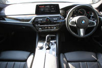 BMW 5シリーズ 530i Mｽﾎﾟｰﾂ 252馬力 1ｵﾅ ｻﾝﾙｰﾌ 全席ﾋｰﾀｰ黒革 ﾌﾞﾗｯｸ19AW Mspﾌﾞﾚｰｷ 追従ACC ｽﾃｱﾘﾝｸﾞｻﾎﾟｰﾄ LEDﾍｯﾄﾞﾗｲﾄ ﾊｲﾋﾞｰﾑｱｼｽﾄ ﾀｯﾁ画面HDDﾅﾋﾞTV 360度ｶﾒﾗ Pｱｼｽﾄﾌﾟﾗｽ 電動ﾄﾗﾝｸ 専用ｴｱﾛ ﾊﾟﾄﾞﾙｼﾌﾄ 2年保証