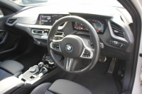 BMW 1シリーズ 118d Mｽﾎﾟｰﾂ ｴﾃﾞｨｼｮﾝｼﾞｮｲﾌﾟﾗｽ ｺﾝﾌｫｰﾄP 1ｵｰﾅ 追従ACC 電動ﾘｱｹﾞｰﾄ idriveﾅﾋﾞｹﾞｰｼｮﾝP BMWﾗｲﾌﾞｺｯｸﾋﾟｯﾄ ｱｯﾌﾟﾙｶｰﾌﾟﾚｲ ﾒﾓﾘｰ付電動ﾊｰﾌﾚｻﾞｰ ｽﾄﾚｰｼﾞﾊﾟｯｹｰｼﾞｲﾙﾐﾎﾞｽﾄﾝﾄﾘﾑ LEDﾍｯﾄﾞﾗｲﾄ Pｱｼｽﾄ 18AW 専用ｴｱﾛ 2年保証
