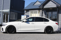 BMW 3シリーズ 330i Mｽﾎﾟｰﾂ ﾃﾞﾋﾞｭｰ&ｺﾝﾌｫｰﾄP 高出力 258馬力 ﾋｰﾀｰ黒革 専用ﾌﾞﾙｰｽﾃｯﾁ HUD 追従ACC ｽﾃｱﾘﾝｸﾞｻﾎﾟｰﾄ Mｽﾎﾟｰﾂﾌﾞﾚｰｷ ﾚｲｽﾞ19AW 3Dﾃﾞｻﾞｲﾝｴｱﾛ LEDﾍｯﾄﾞﾗｲﾄ ｵｰﾄﾊｲﾋﾞｰﾑ 360度ｶﾒﾗ 電動ﾄﾗﾝｸ Hi-fiｽﾋﾟｰｶｰ BMWﾗｲﾌﾞｺｯｸﾋﾟｯﾄ 2年保証