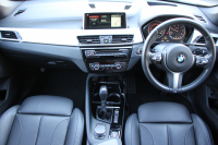 BMW X1 Xdrive18d Mｽﾎﾟｰﾂ ﾊｲﾗｲﾝ ｺﾝﾌｫｰﾄP 4WD 変更後 ﾀｯﾁﾊﾟﾈﾙ対応HDDﾅﾋﾞﾋｰﾀｰ黒革 電動ｼｰﾄ&ﾒﾓﾘｰ 追従ACC HUD Pｱｼｽﾄ Bｶﾒﾗ 電動ﾄﾗﾝｸ 衝突軽減ﾌﾞﾚｰｷ 車線逸脱警告 歩行者警告 LEDﾍｯﾄﾞﾗｲﾄ 2年保証