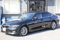 BMW 3シリーズ 320i ﾋﾟｭｱｴﾚｶﾞﾝｽ 首都圏100台限定車 ｳﾞｧｰﾈｽｶﾓｶﾚｻﾞｰ ｼｰﾄﾋｰﾀｰ ﾗﾝﾊﾞｰｻﾎﾟｰﾄ ﾌﾟﾗｽP ｺﾝﾌｫｰﾄP ｽﾃｱﾘﾝｸﾞｻﾎﾟｰﾄ 追従ACC BMWﾗｲﾌﾞｺｯｸﾋﾟｯﾄﾀｯﾁﾊﾟﾈﾙ対応HDDﾅﾋﾞ360度ｶﾒﾗ ﾜｲﾔﾚｽ充電 LEDﾍｯﾄﾞﾗｲﾄ ｵｰﾄﾊｲﾋﾞｰﾑ 電動ﾄﾗﾝｸ 2年保証