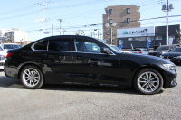 BMW 3シリーズ 320i ﾋﾟｭｱｴﾚｶﾞﾝｽ 首都圏100台限定車 ｳﾞｧｰﾈｽｶﾓｶﾚｻﾞｰ ｼｰﾄﾋｰﾀｰ ﾗﾝﾊﾞｰｻﾎﾟｰﾄ ﾌﾟﾗｽP ｺﾝﾌｫｰﾄP ｽﾃｱﾘﾝｸﾞｻﾎﾟｰﾄ 追従ACC BMWﾗｲﾌﾞｺｯｸﾋﾟｯﾄﾀｯﾁﾊﾟﾈﾙ対応HDDﾅﾋﾞ360度ｶﾒﾗ ﾜｲﾔﾚｽ充電 LEDﾍｯﾄﾞﾗｲﾄ ｵｰﾄﾊｲﾋﾞｰﾑ 電動ﾄﾗﾝｸ 2年保証