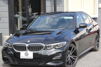 BMW 3シリーズ 320i Mｽﾎﾟｰﾂ ﾃﾞﾋﾞｭｰP ｺﾝﾌｫｰﾄP ﾋｰﾀｰ黒革 ﾌﾞﾙｰｽﾃｯﾁ  HUD 19AW 追従ACC ｽﾃｱﾘﾝｸﾞｻﾎﾟｰﾄ LEDﾍｯﾄﾞﾗｲﾄ ｵｰﾄﾊｲﾋﾞｰﾑ 電動ﾄﾗﾝｸ ｱｯﾌﾟﾙｶｰﾌﾟﾚｲ ﾀｯﾁ画面HDDﾅﾋﾞﾜｲﾔﾚｽ充電 Hi-fiｽﾋﾟｰｶｰ Pｱｼｽﾄ 専用ｴｱﾛ 2年保証