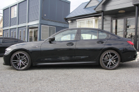 BMW 3シリーズ 320i Mｽﾎﾟｰﾂ ﾃﾞﾋﾞｭｰP ｺﾝﾌｫｰﾄP ﾋｰﾀｰ黒革 ﾌﾞﾙｰｽﾃｯﾁ  HUD 19AW 追従ACC ｽﾃｱﾘﾝｸﾞｻﾎﾟｰﾄ LEDﾍｯﾄﾞﾗｲﾄ ｵｰﾄﾊｲﾋﾞｰﾑ 電動ﾄﾗﾝｸ ｱｯﾌﾟﾙｶｰﾌﾟﾚｲ ﾀｯﾁ画面HDDﾅﾋﾞﾜｲﾔﾚｽ充電 Hi-fiｽﾋﾟｰｶｰ Pｱｼｽﾄ 専用ｴｱﾛ 2年保証