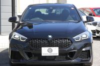 BMW 2シリーズ M235i Xdrive ｸﾞﾗﾝｸｰﾍﾟﾃﾞﾋﾞｭｰ&ｾﾚｸﾄP 306馬力 4WD ｼｰﾄﾋｰﾀｰ Mｽﾎﾟｰﾂｼｰﾄ Mｼｰﾄﾍﾞﾙﾄ ｱﾀﾞﾌﾟﾃｨﾌﾞｻｽ 追従ACC LEDﾍｯﾄﾞﾗｲﾄ 専用18AW Mspﾌﾞﾚｰｷ Applecarplay ﾀｯﾁ画面HDDﾅﾋﾞPｱｼｽﾄ ﾜｲﾔﾚｽ充電 2年保証