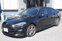 BMW 2シリーズ M235i Xdrive ｸﾞﾗﾝｸｰﾍﾟﾃﾞﾋﾞｭｰ&ｾﾚｸﾄP 306馬力 4WD ｼｰﾄﾋｰﾀｰ Mｽﾎﾟｰﾂｼｰﾄ Mｼｰﾄﾍﾞﾙﾄ ｱﾀﾞﾌﾟﾃｨﾌﾞｻｽ 追従ACC LEDﾍｯﾄﾞﾗｲﾄ 専用18AW Mspﾌﾞﾚｰｷ Applecarplay ﾀｯﾁ画面HDDﾅﾋﾞPｱｼｽﾄ ﾜｲﾔﾚｽ充電 2年保証