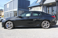 BMW 2シリーズ M235i Xdrive ｸﾞﾗﾝｸｰﾍﾟﾃﾞﾋﾞｭｰ&ｾﾚｸﾄP 306馬力 4WD ｼｰﾄﾋｰﾀｰ Mｽﾎﾟｰﾂｼｰﾄ Mｼｰﾄﾍﾞﾙﾄ ｱﾀﾞﾌﾟﾃｨﾌﾞｻｽ 追従ACC LEDﾍｯﾄﾞﾗｲﾄ 専用18AW Mspﾌﾞﾚｰｷ Applecarplay ﾀｯﾁ画面HDDﾅﾋﾞPｱｼｽﾄ ﾜｲﾔﾚｽ充電 2年保証