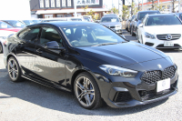 BMW 2シリーズ M235i Xdrive ｸﾞﾗﾝｸｰﾍﾟﾃﾞﾋﾞｭｰ&ｾﾚｸﾄP 306馬力 4WD ｼｰﾄﾋｰﾀｰ Mｽﾎﾟｰﾂｼｰﾄ Mｼｰﾄﾍﾞﾙﾄ ｱﾀﾞﾌﾟﾃｨﾌﾞｻｽ 追従ACC LEDﾍｯﾄﾞﾗｲﾄ 専用18AW Mspﾌﾞﾚｰｷ Applecarplay ﾀｯﾁ画面HDDﾅﾋﾞPｱｼｽﾄ ﾜｲﾔﾚｽ充電 2年保証