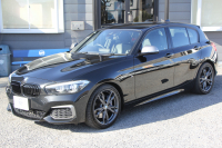 BMW 1シリーズ M140i ｴﾃﾞｨｼｮﾝｼｬﾄﾞｰ 後期 340馬力 直6ﾀｰﾎﾞ後輪駆動最終 ﾋｰﾀｰ黒革 LEDﾍｯﾄﾞﾗｲﾄ ｱﾀﾞﾌﾟﾃｨﾌﾞMｻｽ 専用ﾌﾞﾚｰｷ 18AW ﾀｯﾁ画面HDDﾅﾋﾞPｱｼｽﾄ 衝突軽減ﾌﾞﾚｰｷ 車線逸脱警告 歩行者警告 ﾌﾞﾚｰｷ付ｸﾙｺﾝ 2年保証