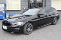 BMW 5シリーズ 530i ﾂｰﾘﾝｸﾞMｽﾎﾟｰﾂ ｾﾚｸﾄP 型式変更後｢ABA-JT20｣ 252馬力 ﾊﾟﾉﾗﾏｻﾝﾙｰﾌ ﾊｰﾏﾝｶｰﾄﾞﾝ 4ｿﾞｰﾝｴｱｺﾝ ｷｬﾝﾍﾞﾗﾍﾞｰｼﾞｭﾚｻﾞｰ 全席ﾋｰﾀｰHUD 追従ACC ｽﾃｱﾘﾝｸﾞｻﾎﾟｰﾄ 変更後全面液晶ﾒｰﾀｰ ﾀｯﾁ画面HDDﾅﾋﾞTV 360度ｶﾒﾗ 2年保証