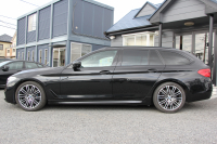 BMW 5シリーズ 530i ﾂｰﾘﾝｸﾞMｽﾎﾟｰﾂ ｾﾚｸﾄP 型式変更後｢ABA-JT20｣ 252馬力 ﾊﾟﾉﾗﾏｻﾝﾙｰﾌ ﾊｰﾏﾝｶｰﾄﾞﾝ 4ｿﾞｰﾝｴｱｺﾝ ｷｬﾝﾍﾞﾗﾍﾞｰｼﾞｭﾚｻﾞｰ 全席ﾋｰﾀｰHUD 追従ACC ｽﾃｱﾘﾝｸﾞｻﾎﾟｰﾄ 変更後全面液晶ﾒｰﾀｰ ﾀｯﾁ画面HDDﾅﾋﾞTV 360度ｶﾒﾗ 2年保証