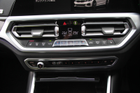 BMW 3シリーズ 320i Mｽﾎﾟｰﾂ ﾃﾞﾋﾞｭｰP ｺﾝﾌｫｰﾄP 真珠色 ﾋｰﾀｰ黒革 専用ﾌﾞﾙｰｽﾃｯﾁ 19AW 追従ACC Mﾊﾟﾌｫｰﾏﾝｽﾘｯﾌﾟｽﾎﾟｲﾗｰ&ﾌﾞﾗｯｸｸﾞﾘﾙ ｽﾃｱﾘﾝｸﾞｻﾎﾟｰﾄ LEDﾍｯﾄﾞﾗｲﾄ 電動ﾄﾗﾝｸ ｱｯﾌﾟﾙｶｰﾌﾟﾚｲ ﾀｯﾁ画面HDDﾅﾋﾞﾜｲﾔﾚｽ充電 Pｱｼｽﾄ 2年保証