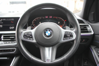 BMW 3シリーズ 320i Mｽﾎﾟｰﾂ ﾃﾞﾋﾞｭｰP ｺﾝﾌｫｰﾄP 真珠色 ﾋｰﾀｰ黒革 専用ﾌﾞﾙｰｽﾃｯﾁ 19AW 追従ACC Mﾊﾟﾌｫｰﾏﾝｽﾘｯﾌﾟｽﾎﾟｲﾗｰ&ﾌﾞﾗｯｸｸﾞﾘﾙ ｽﾃｱﾘﾝｸﾞｻﾎﾟｰﾄ LEDﾍｯﾄﾞﾗｲﾄ 電動ﾄﾗﾝｸ ｱｯﾌﾟﾙｶｰﾌﾟﾚｲ ﾀｯﾁ画面HDDﾅﾋﾞﾜｲﾔﾚｽ充電 Pｱｼｽﾄ 2年保証