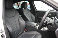 BMW 3シリーズ 320i Mｽﾎﾟｰﾂ ﾃﾞﾋﾞｭｰP ｺﾝﾌｫｰﾄP 真珠色 ﾋｰﾀｰ黒革 専用ﾌﾞﾙｰｽﾃｯﾁ 19AW 追従ACC Mﾊﾟﾌｫｰﾏﾝｽﾘｯﾌﾟｽﾎﾟｲﾗｰ&ﾌﾞﾗｯｸｸﾞﾘﾙ ｽﾃｱﾘﾝｸﾞｻﾎﾟｰﾄ LEDﾍｯﾄﾞﾗｲﾄ 電動ﾄﾗﾝｸ ｱｯﾌﾟﾙｶｰﾌﾟﾚｲ ﾀｯﾁ画面HDDﾅﾋﾞﾜｲﾔﾚｽ充電 Pｱｼｽﾄ 2年保証